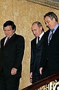 Following the Russia-EU summit with European Commission President Jose Manuel Barroso (left) and British Prime Minister Anthony Blair (right).