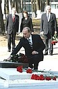 Возложение цветов к могиле Константина Циолковского.