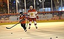 С Дмитрием Ащепковым во время тренировки по хоккею на ГУМ-катке.