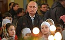 Владимир Путин присутствовал на рождественском богослужении в храме Покрова Пресвятой Богородицы в селе Тургиново Тверской области.