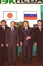 С Премьер-министром Японии Ёсиро Мори во время посещения российско-японского предприятия «НЭК Нева».