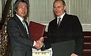 На церемонии подписания совместных российско-японских документов с Премьер-министром Японии Дзюнъитиро Коидзуми.