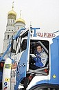 На Ивановской площади члены команды «КамАЗ-Мастер» продемонстрировали Дмитрию Медведеву машины, которые заняли призовые места в гонке.