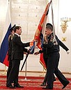 Дмитрий Медведев вручает Знамя министерства по делам гражданской обороны, чрезвычайным ситуациям и ликвидации последствий стихийных бедствий Сергею Шойгу.