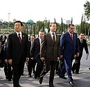 С Председателем КНР Ху Цзиньтао (слева) и Президентом Таджикистана Эмомали Рахмоном во время прогулки по городу.
