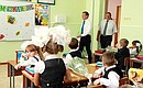 Во время посещения средней общеобразовательной школы №19 в селе Верхнерусское Дмитрий Медведев побывал на уроке в первом классе.