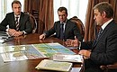 С Первым заместителем Председателя Правительства Игорем Шуваловым и губернатором Приморского края Сергеем Дарькиным.