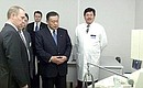 С Премьер-министром Японии Ёсиро Мори в Иркутском медицинском диагностическом центре.