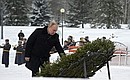 В 78-ю годовщину полного освобождения Ленинграда от фашистской блокады Владимир Путин возложил венок к монументу «Мать-Родина» на Пискарёвском мемориальном кладбище.