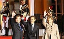 Дмитрий Медведев, Президент Франции Николя Саркози, Федеральный канцлер Германии Ангела Меркель во время официальной церемонии встречи.