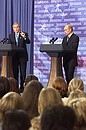 С Президентом США Джорджем Бушем во время встречи со студентами Санкт-Петербургского государственного университета.