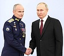 At the ceremony to present Gold Star medals to Heroes of Russia. With Colonel Maxim Stefanov, Head of the 267th Flight Research and Test Centre and Deputy Head of the 929th State Flight Test Centre of the Ministry of Defence. Photo: Sergei Karpukhin, TASS