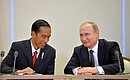С Президентом Республики Индонезии Джоко Видодо на церемонии подписания российско-индонезийских документов о сотрудничестве.