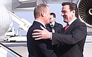 С Федеральным канцлером ФРГ Герхардом Шредером во время встречи в аэропорту.