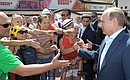Во время прогулки по Красной Поляне Владимир Путин общался с отдыхающими.