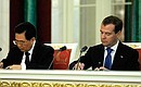 Подписание совместных российско-китайских документов.