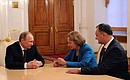 С главой партии социалистов Молдавии Игорем Додоном (справа) и бывшим премьер-министром Молдавии Зинаидой Гречаный.
