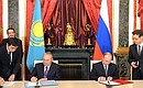 Владимир Путин и Нурсултан Назарбаев подписали Договор между Российской Федерацией и Республикой Казахстан о военно-техническом сотрудничестве.