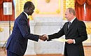 Верительную грамоту Президенту России вручает Чрезвычайный и Полномочный Посол Республики Южный Судан Тел ар Ринг Денг.