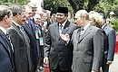 Представление российской делегации, сопровождающей Президента России в ходе его официального визита в Индонезию.
