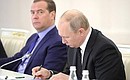 С Председателем Правительства Дмитрием Медведевым на заседании Государственного совета, посвящённого вопросам развития сети автомобильных дорог общего пользования и обеспечения безопасности дорожного движения.