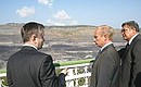 President Putin examining a coal strip mine with Aman Tuleyev, Kemerovo Region\'s governor (right), and Anatoly Skurov, chairman of the board of directors of the Mezhdurechie Joint-Stock Company.