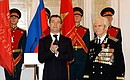 Дмитрий Медведев вручил первые юбилейные медали «65 лет Победы в Великой Отечественной войне 1941–1945 годов». Награда вручена участнику освобождения Вены Тимофею Манаенкову.