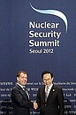 Прибытие на рабочий обед от имени Президента Кореи Ли Мён Бака в честь глав делегаций стран – участниц саммита по ядерной безопасности. С Президентом Кореи Ли Мён Баком.
