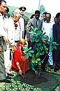 Во время посадки вечнозеленой магнолии на Центральной аллее мемориального комплекса «Раджгхат».