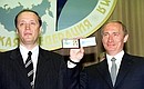 Во время вручения удостоверения Президента Российской Федерации с главой Центризбиркома Александром Вешняковым.
