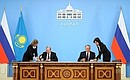 Подписание документов по итогам российско-казахстанских переговоров.
