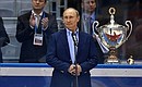 На церемонии награждения победителей Всероссийского фестиваля по хоккею среди любительских команд.