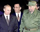 С Председателем Государственного Совета и Совета Министров Кубы Фиделем Кастро во время встречи в аэропорту.