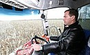 Во время посещения сельскохозяйственного предприятия «Родина» Дмитрий Медведев попробовал себя в качестве комбайнёра.