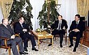 Беседа с Премьер-министром Украины Виктором Януковичем (справа), Президентом Украины Леонидом Кучмой и Председателем Правительства России Михаилом Фрадковым (слева).