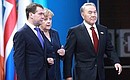 С Федеральным канцлером Германии Ангелой Меркель и Президентом Казахстана Нурсултаном Назарбаевым перед началом пленарного заседания глав государств и правительств стран – участниц Организации по безопасности и сотрудничеству в Европе.