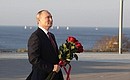 В День народного единства Владимир Путин посетил в Севастополе мемориальный комплекс, посвящённый окончанию Гражданской войны, и возложил цветы к вечному огню у подножия монумента.