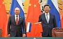 С Председателем КНР Си Цзиньпином на церемонии подписания документов по итогам российско-китайских переговоров.