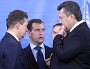 Before the start of the Second Russian-Ukrainian Interregional Economic Forum. With President of Ukraine Viktor Yanukovych and Gazprom CEO Alexei Miller.