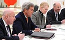 Президент России принял в Кремле госсекретаря США Джона Керри.