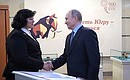 Владимир Путин посетил Музей природы и человека в ходе рабочей поездки в Уральский федеральный округ. С директором учреждения Еленой Гомонюк.