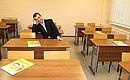 В кабинете математики. Дмитрий Медведев за партой, за которой он сидел школьником.