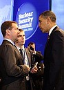 С Президентом США Бараком Обамой перед началом саммита по ядерной безопасности.