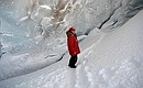 Во время посещения пещеры Ледника полярных лётчиков на острове Земля Александры архипелага Земля Франца-Иосифа.