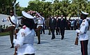Возложение венка к Мемориалу советским воинам-интернационалистам. С председателем Государственного совета и Совета министров Кубы Раулем Кастро.