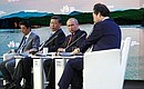 На пленарном заседании Восточного экономического форума. С Премьер-министром Японии Синдзо Абэ (крайний слева), Председателем КНР Си Цзиньпином и Премьер-министром Республики Корея Ли Нак Ёном.