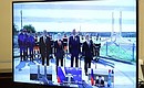 Участники церемонии открытия нового мостового перехода через реку Шексну в Череповце.