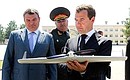 While visiting the Defence Ministry’s 10th Special Purpose Brigade, Dmitry Medvedev reviewed the newest weapons and equipment. With Defence Minister Anatoly Serdyukov (left) and Southern Military District Commander Alexander Galkin.