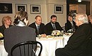 Во время чаепития с родственниками, друзьями и коллегами Владимира Высоцкого.