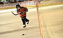 Дмитрий Ащепков во время тренировки по хоккею на ГУМ-катке.